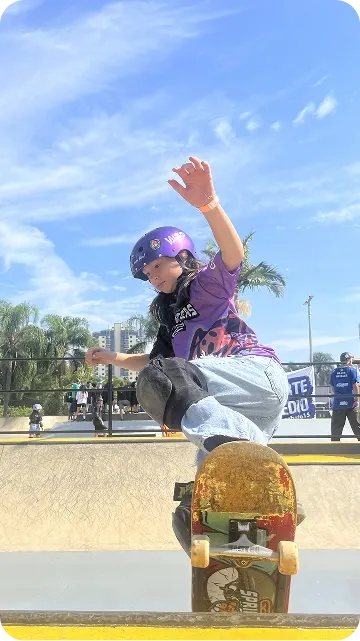 Alice fazendo manobra com skate da G2