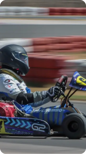 Pedro no kart azul da G2