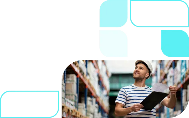 Profissional em ambiente industrial com capacete e prancheta