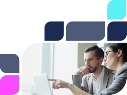 Equipe analisando informações