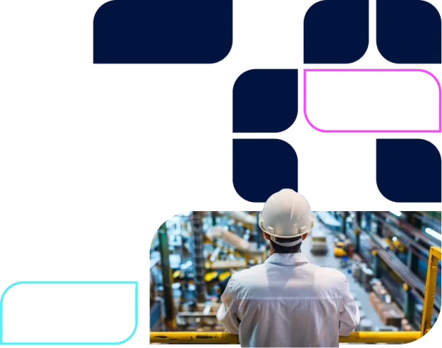 Profissional em ambiente industrial com capacete e prancheta